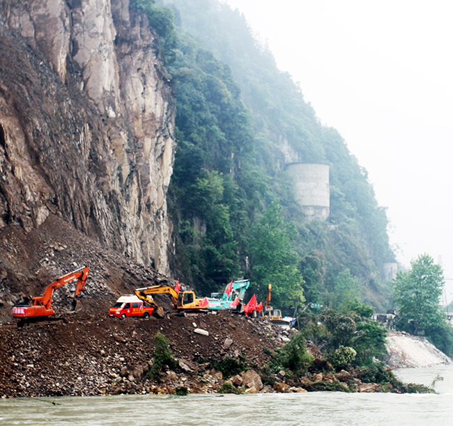 2013年，公司參與蘆山“4.20”地震搶險在懸崖峭壁中推進